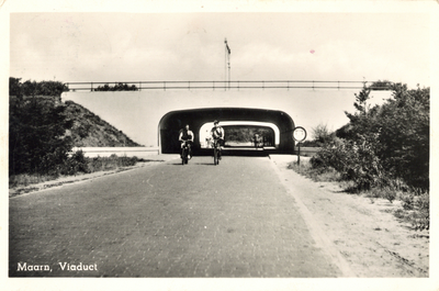 17893 Gezicht op de Raadhuislaan te Maarn, met het viaduct in de Rijksweg 12 en het spoorviaduct.
